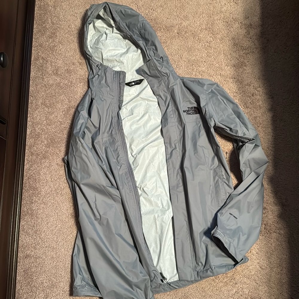 Men’s North Face rain jacket. Size small. Like new. Gray.
